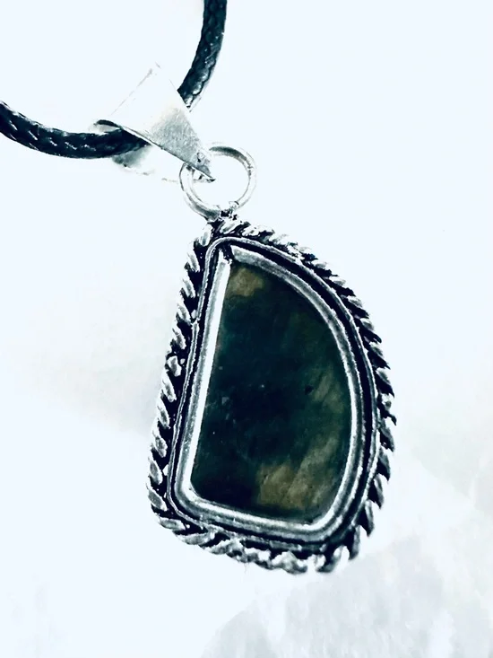 Labradorite Silver Plated Gemstone Pendant Necklace - Blue-Green Flash - Picture 4 of 8